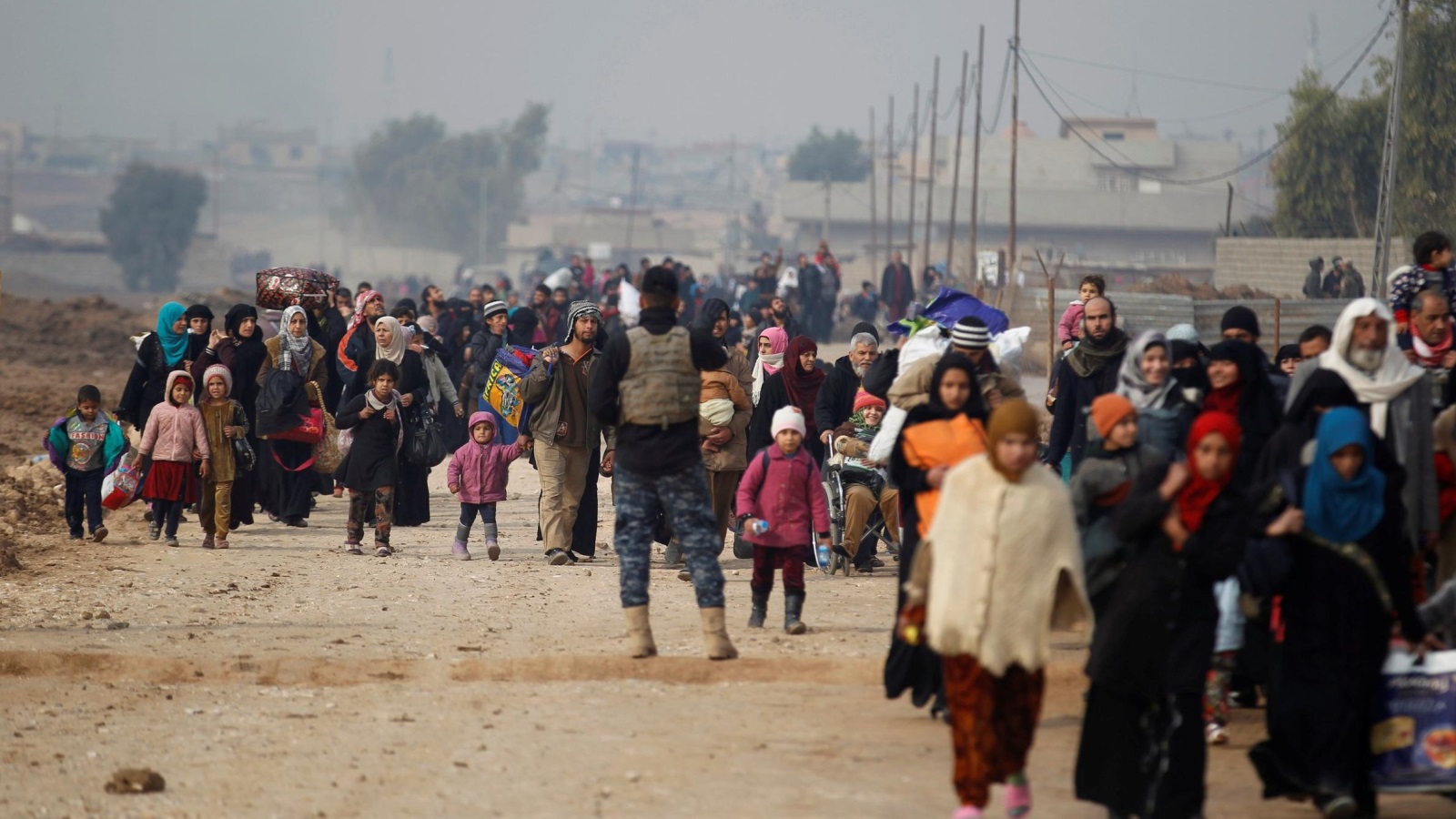 نازحون عراقيون فروا من مناطق شرقي الموصل أثناء القتال مع تنظيم الدولة (رويترز)