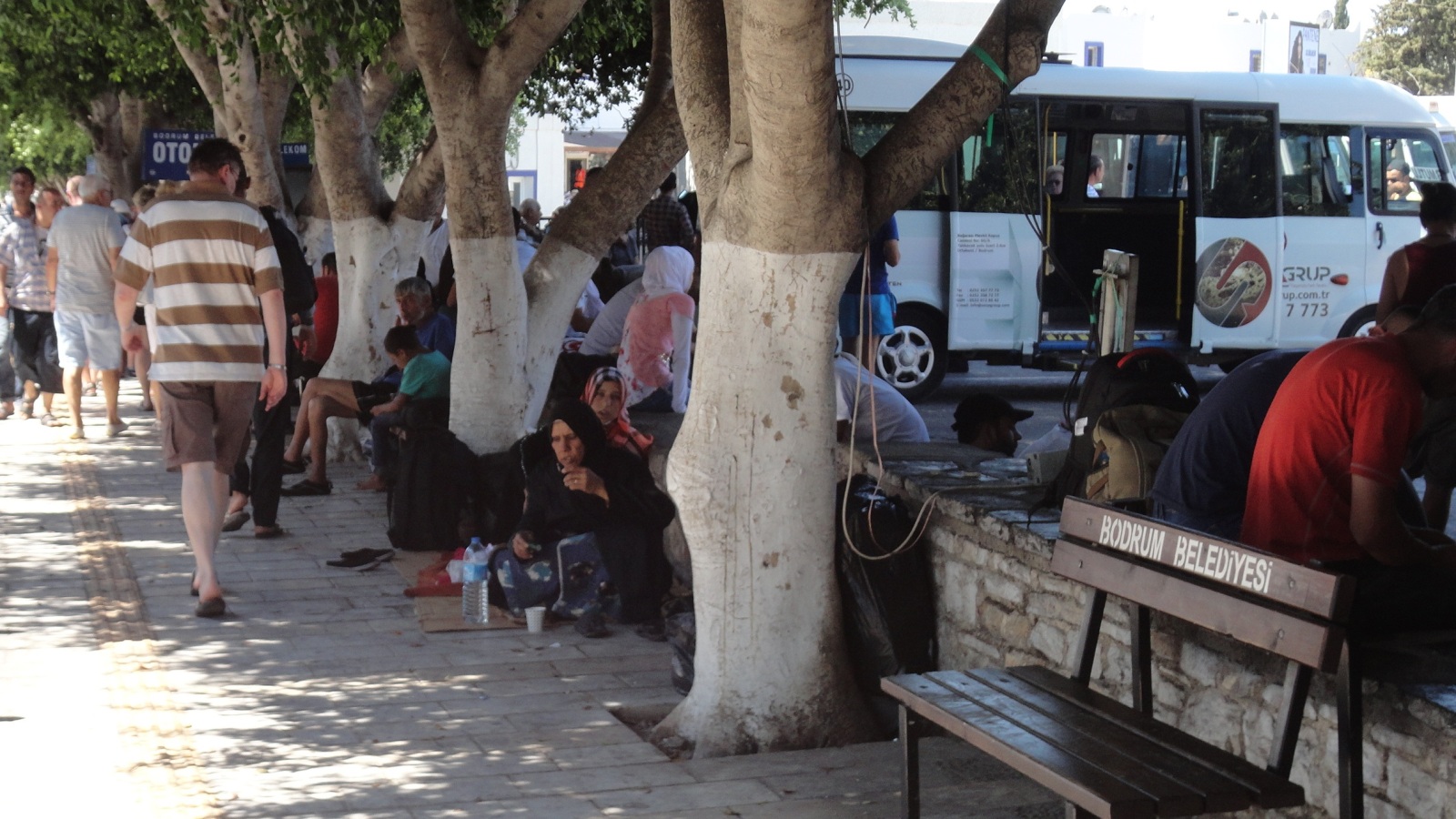 ‪لاجئون سوريون في ساحة بلدية مدينة بدروم التركية‬ (الجزيرة)