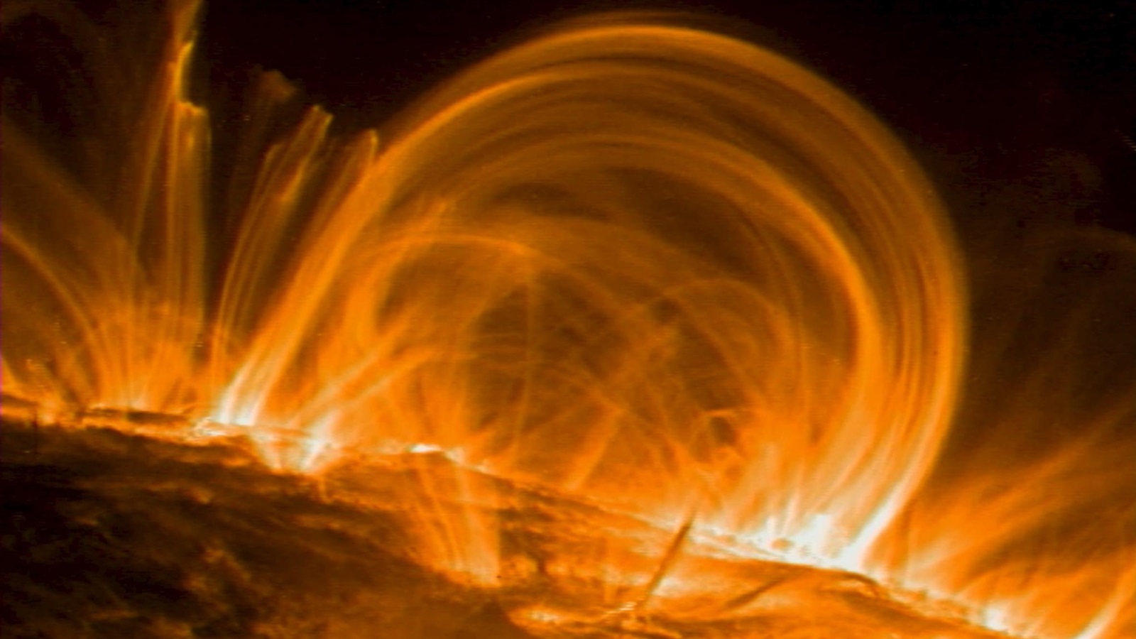 ‪يعتقد العلماء أن للدورات التي تمر بها الشمس دورا في تسخين الأرض أو تبريدها‬ (رويترز-أرشيف)