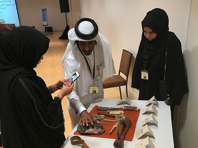 متحف الفن الإسلامي بالدوحة حول تقنية صناعة الأدوات والأسلحة الحجرية في عصور ما قبل التاريخ بدول مجلس التعاون الخليجي.