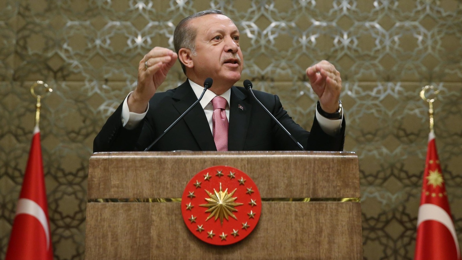 ‪أردوغان قال أمس إن تركيا قد تراجع علاقاتها مع أوروبا بعد استفتاء 16 أبريل/نيسان المقبل‬  (الأوروبية)