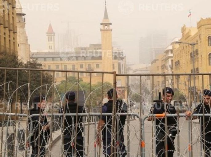 قوى الأمن اللبنانية تقطع شارعا يؤدي إلى مبنى البرلمان في وسط بيروت، لبنان 9 سبتمبر/أيلول 2015.