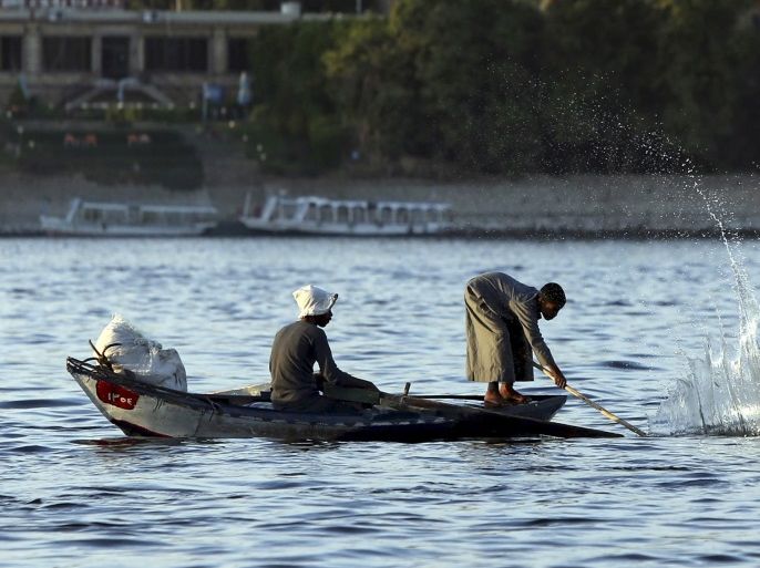 A fisherman steers his boat on the river Nile in Luxor city, south of Cairo, Egypt, November 28, 2015. REUTERS/Mohamed Abd El Ghany