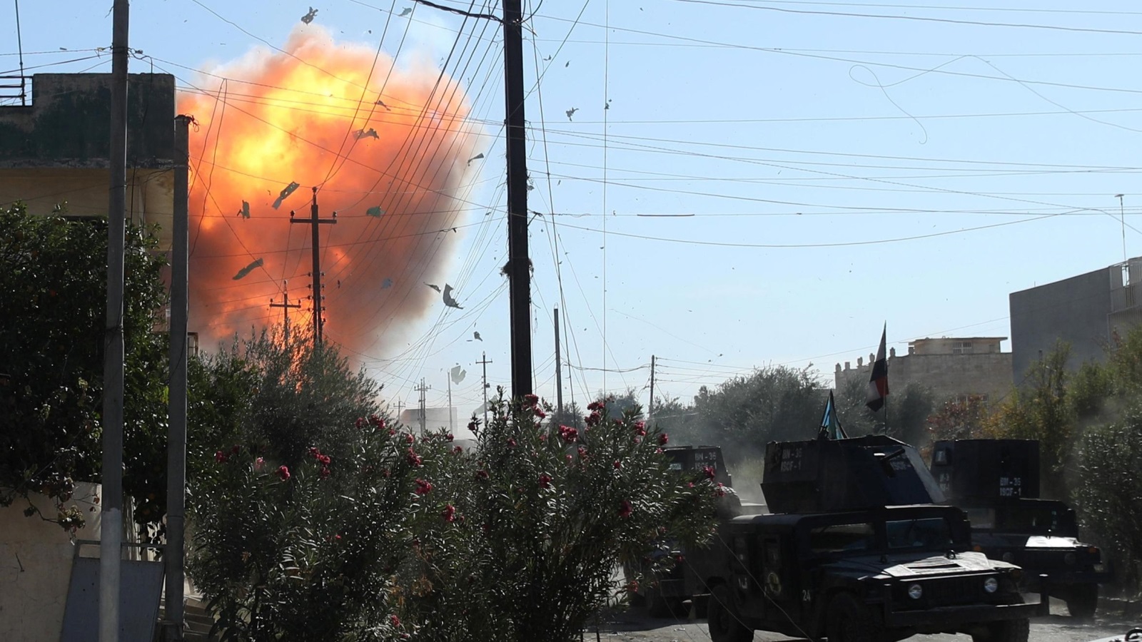 ‪هجوم بسيارة ملغمة استهدف في وقت سابق القوات العراقية شرقي الموصل (رويترز)‬ هجوم بسيارة ملغمة استهدف في وقت سابق القوات العراقية شرقي الموصل (رويترز) 