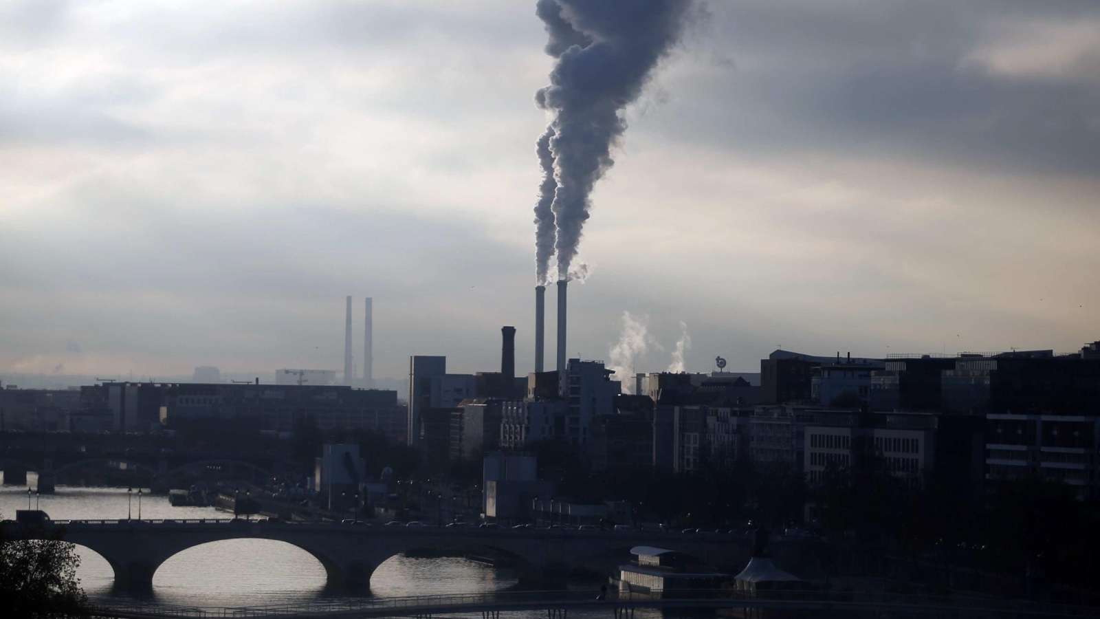 تلوث المناخ بثاني أكسيد الكربون الناتج من الأنشطة البشرية يلعب دورا محوريا في تغير المناخ (رويترز-أرشيف)