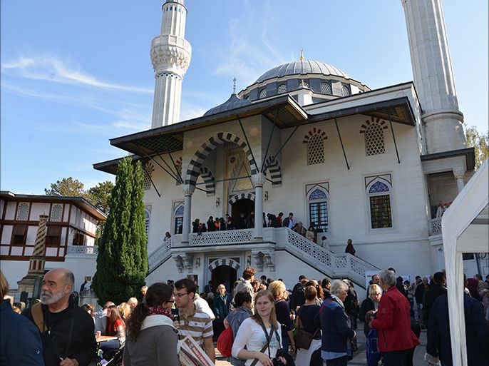 زوار مسلمون وغير مسلمون لمسجد الشهيد أحد المساجد التابعة لمنظمة ديتيب التركية بألمانيا. الجزيرة نت