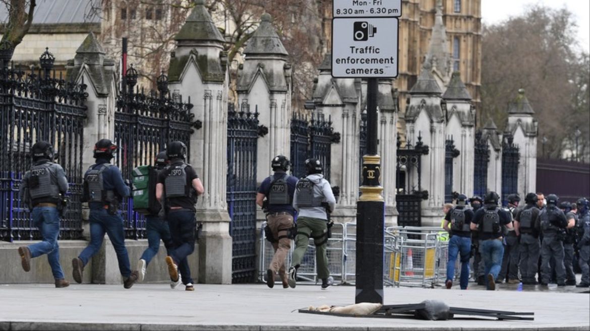 epa05863738 Armed police following major incidents outside the Houses of Parliament in central London, Britain 22 March 2017. Scotland Yard said on 22 March 21017 the police were called to a firearms incident in the Westminister palace grounds and on Westminster Bridge amid reports of several people injured in central London. EPA/ANDY RAIN