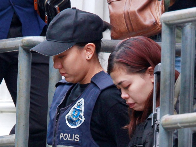 الإندونيسية ستي عائشة أثناء مغادرتها المحكمة في ماليزيا (رويترز)
