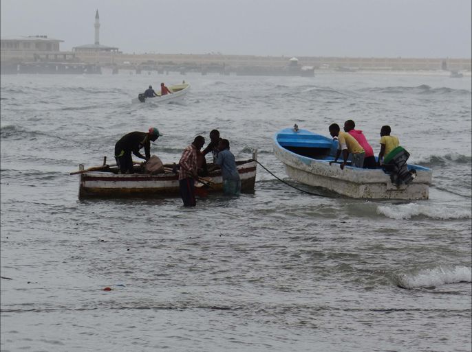 صيادون محليون لدى مغادرتهم شاطئ مقديشو لوضع شباكهم في البحر في شهر سبتمبر 2015 (التصوير:قاسم سهل).