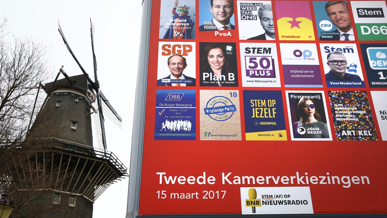 ‪ملصقات للمرشحين الهولنديين حيث أصابت عدوى اليمين نفرا من الليبراليين أيضا‬  ملصقات للمرشحين الهولنديين حيث أصابت عدوى اليمين نفرا من الليبراليين أيضا (رويترز)
