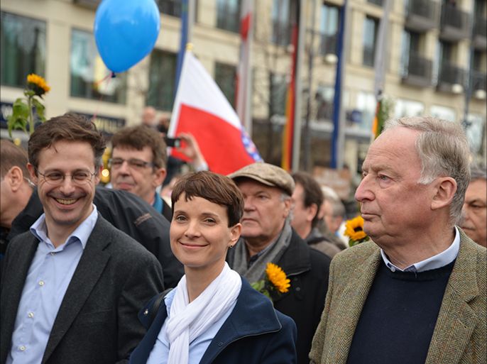 غاولاند الأول يمين يجوار رئيسة حزب بديل لألمانيا فراوكا بيتري خلال مظاهرة معادية للاجئين ببرلين. الجزيرة نت