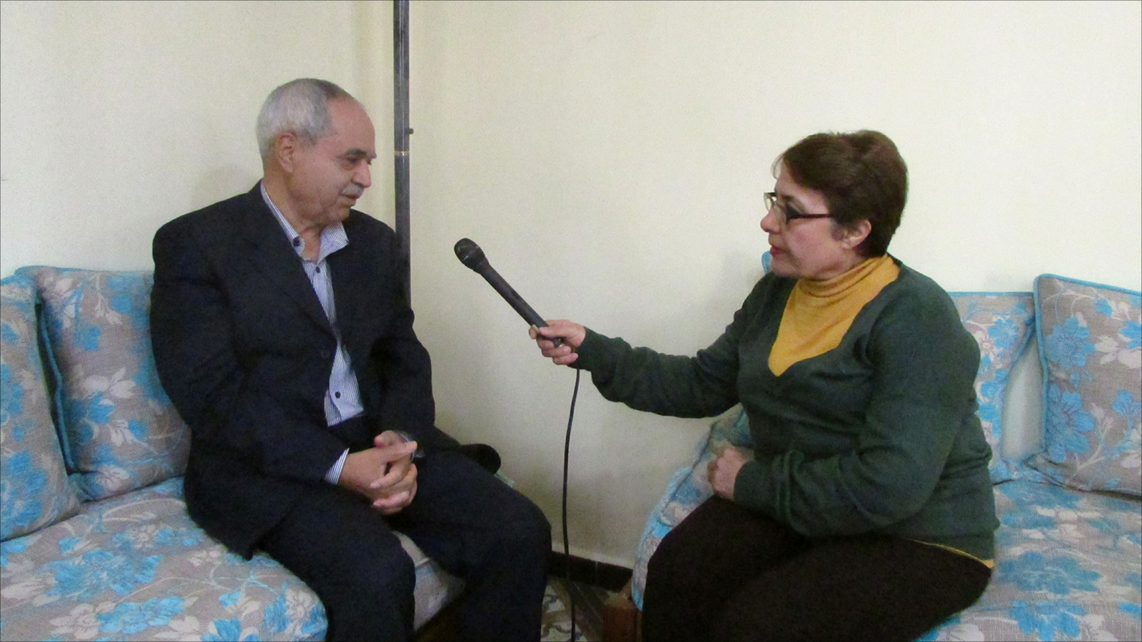 ‪أحمد بن بيتور رئيس الحكومة الجزائرية السابق خلال حواره مع الجزيرة نت‬ (الجزيرة)