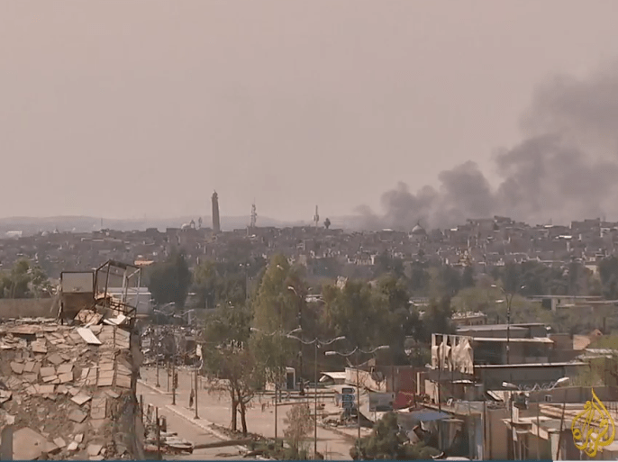 أحياء في المدينة القديمة بالموصل تتعرض للقصف من قبل القوات العراقية التي تحاول اقتحامها