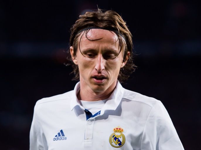 BARCELONA, SPAIN - DECEMBER 03: Luka Modric of Real Madrid CF looks on during the La Liga match between FC Barcelona and Real Madrid CF at Camp Nou stadium on December 3, 2016 in Barcelona, Spain. (Photo by Alex Caparros/Getty Images)