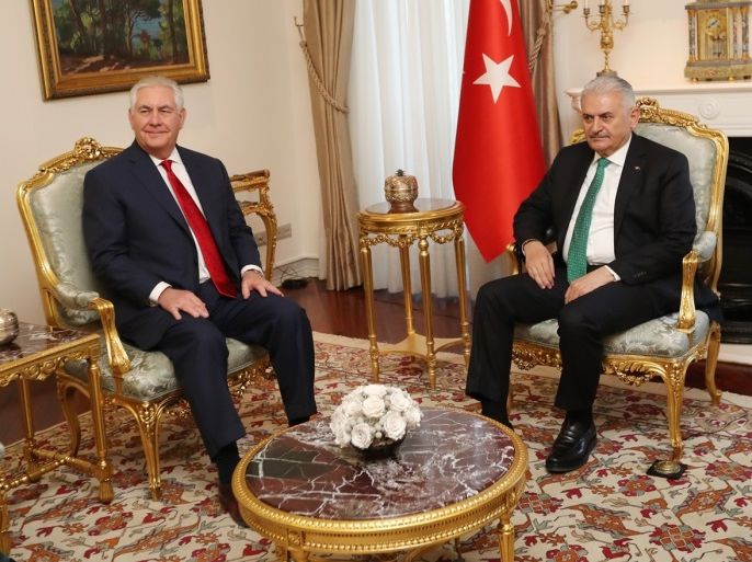 استقبل رئيس الوزراء التركي بن علي يلدريم (يمين)، اليوم الخميس، وزير الخارجية الأمريكي ريكس تيلرسون (يسار)، في العاصمة أنقرة.