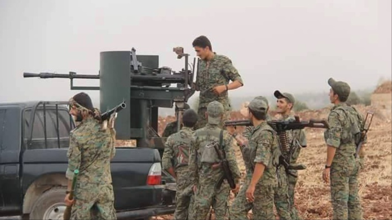 عناصر من وحدات حماية الشعب الكردية في ريف حلب الشرقي (الجزيرة)