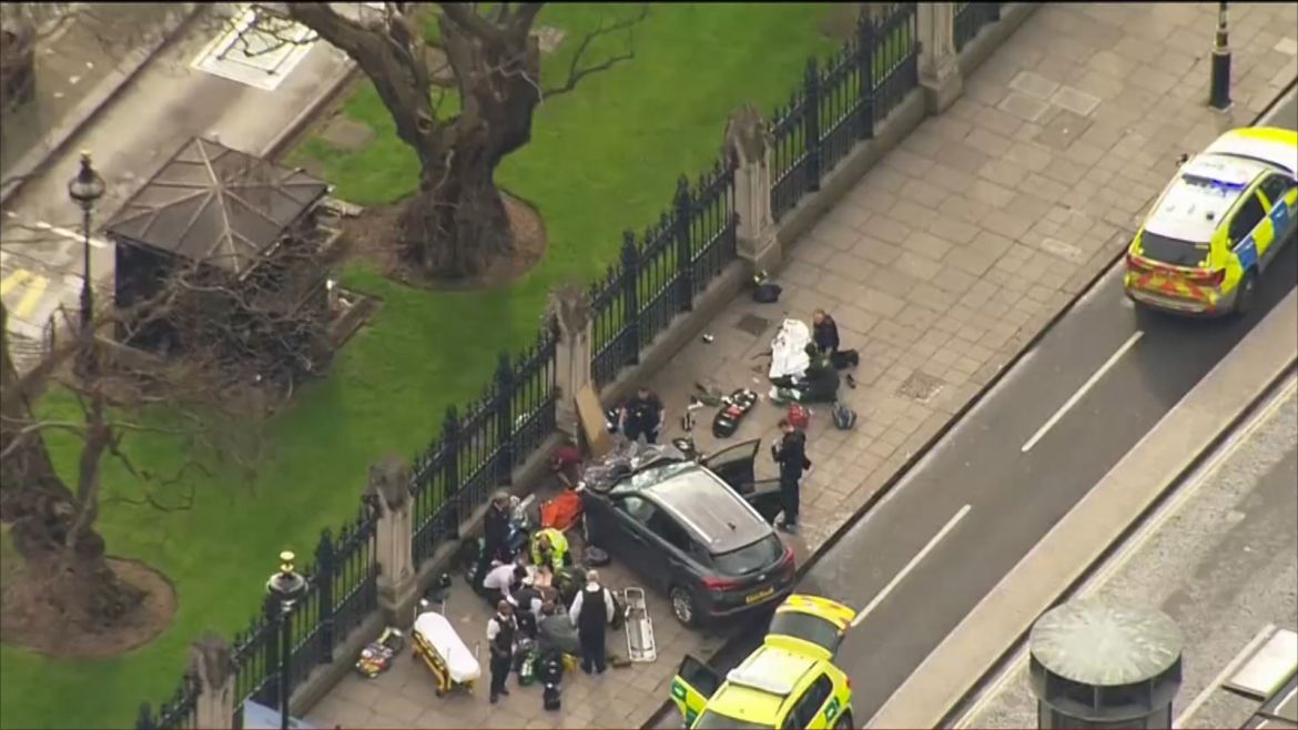 اثني عشر شخصا أصيبوا جراء إطلاق نار خارج مبنى البرلمان. وأفادت الأنباء أن مجلس العموم البريطاني علق جلساته إثر هذه التطورات