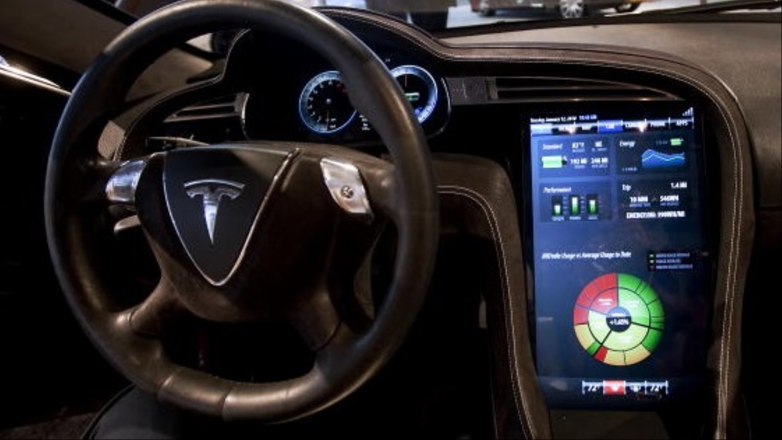 ‪السيارات الذكية الذاتية القيادة المستقبلية ستستخدم بطاريات الكهرباء ولن تحتاج للوقود التقليدي‬ (غيتي إيميجز-أرشيف)