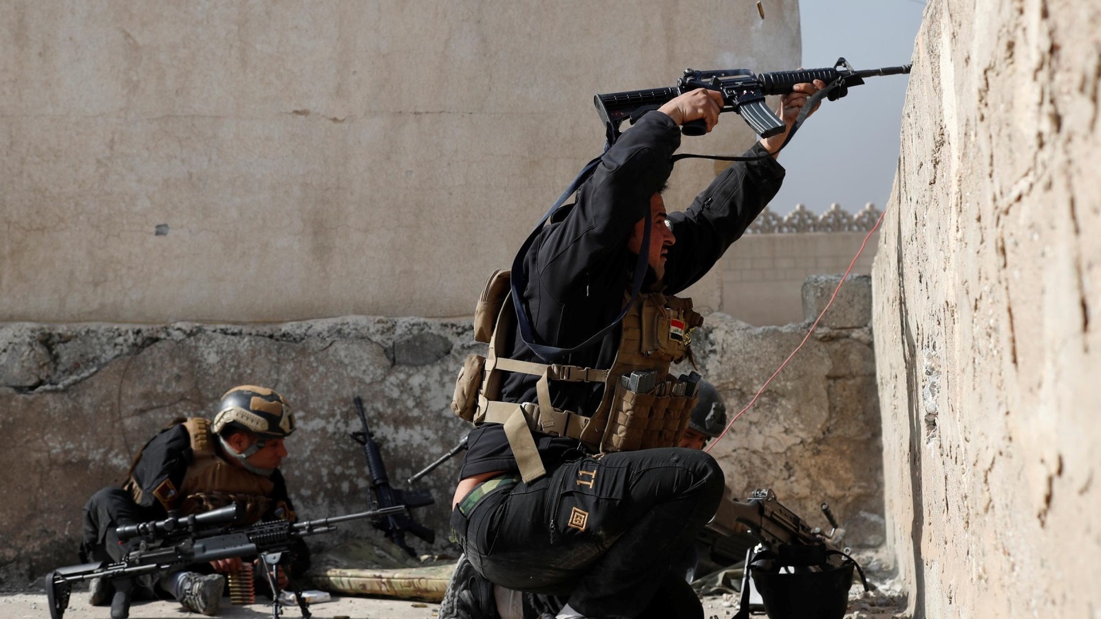 ‪جنديان من القوات العراقية الخاصة يقاتلان من فوق مبنى بأحد أحياء الموصل الغربية‬ (رويترز)