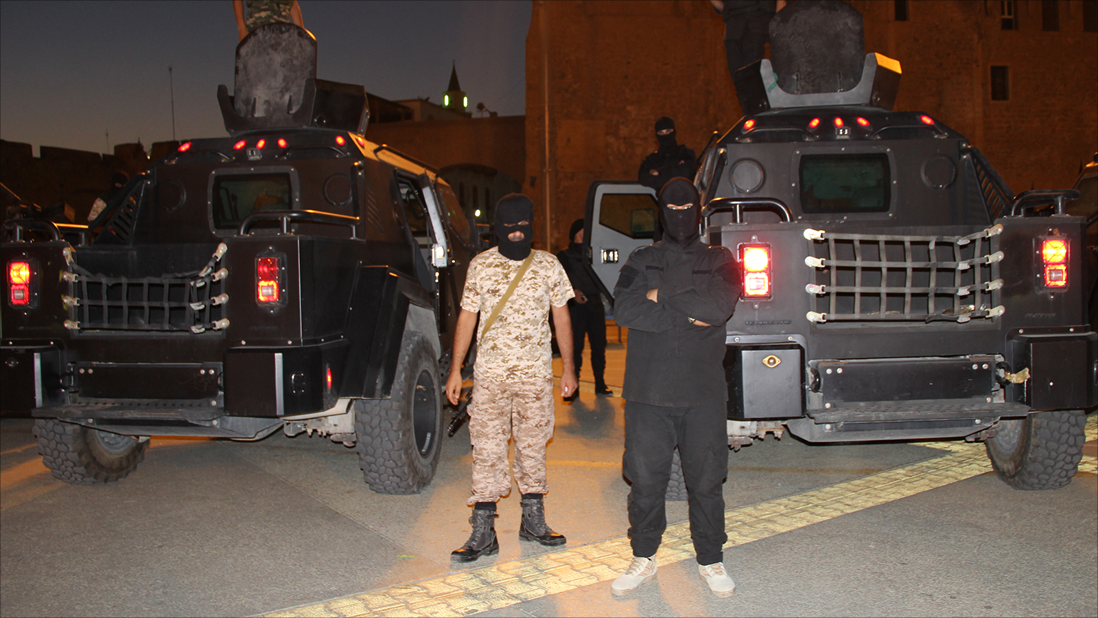 ‪أفراد من قوة الردع الخاصة التابعة لحكومة الوفاق وسط طرابلس‬ (الجزيرة)