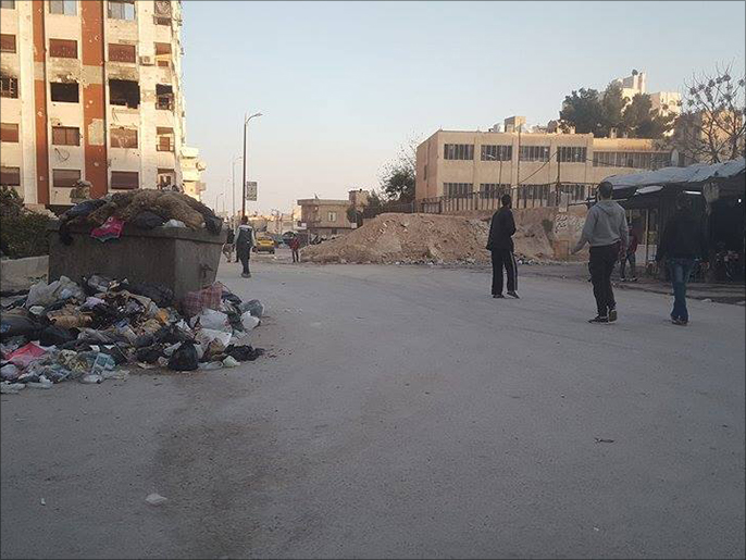 حي برزة يفتقر للخدمات الأساسية بفعل الحصار (الجزيرة)