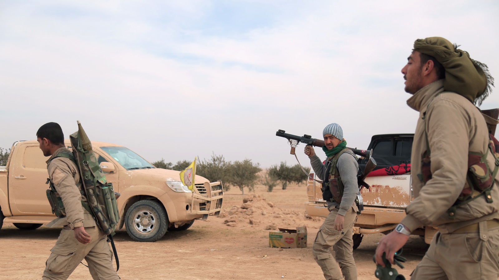 ‪أفراد من قوات سوريا الديمقراطية في سوريا أثناء الاشتباك مع تنظيم الدولة شمالي الرقة‬ (رويترز)