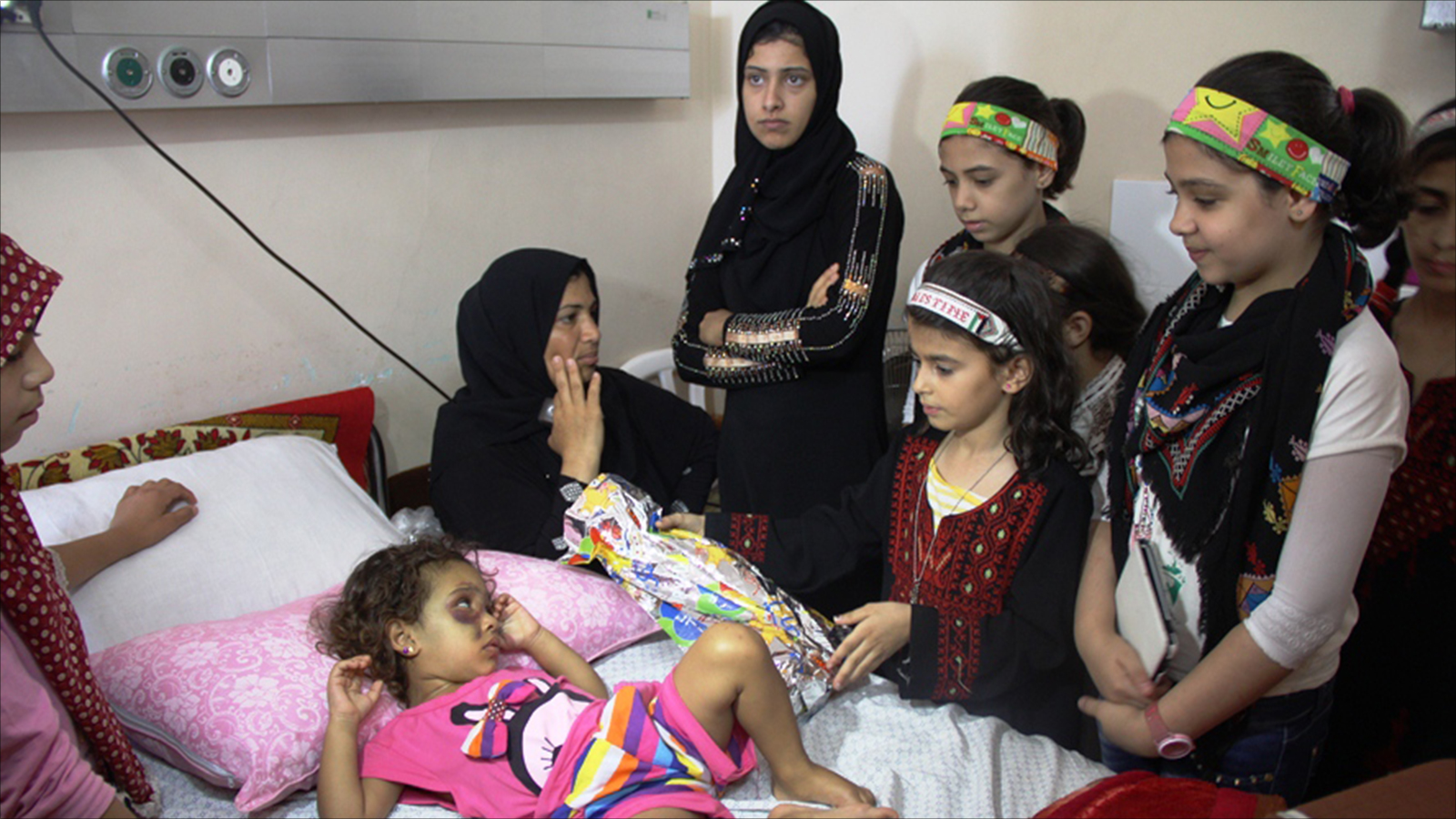 ‪طفلة تتلقى العلاج بمستشفى الشفاء في غزة‬ (الجزيرة-أرشيف)