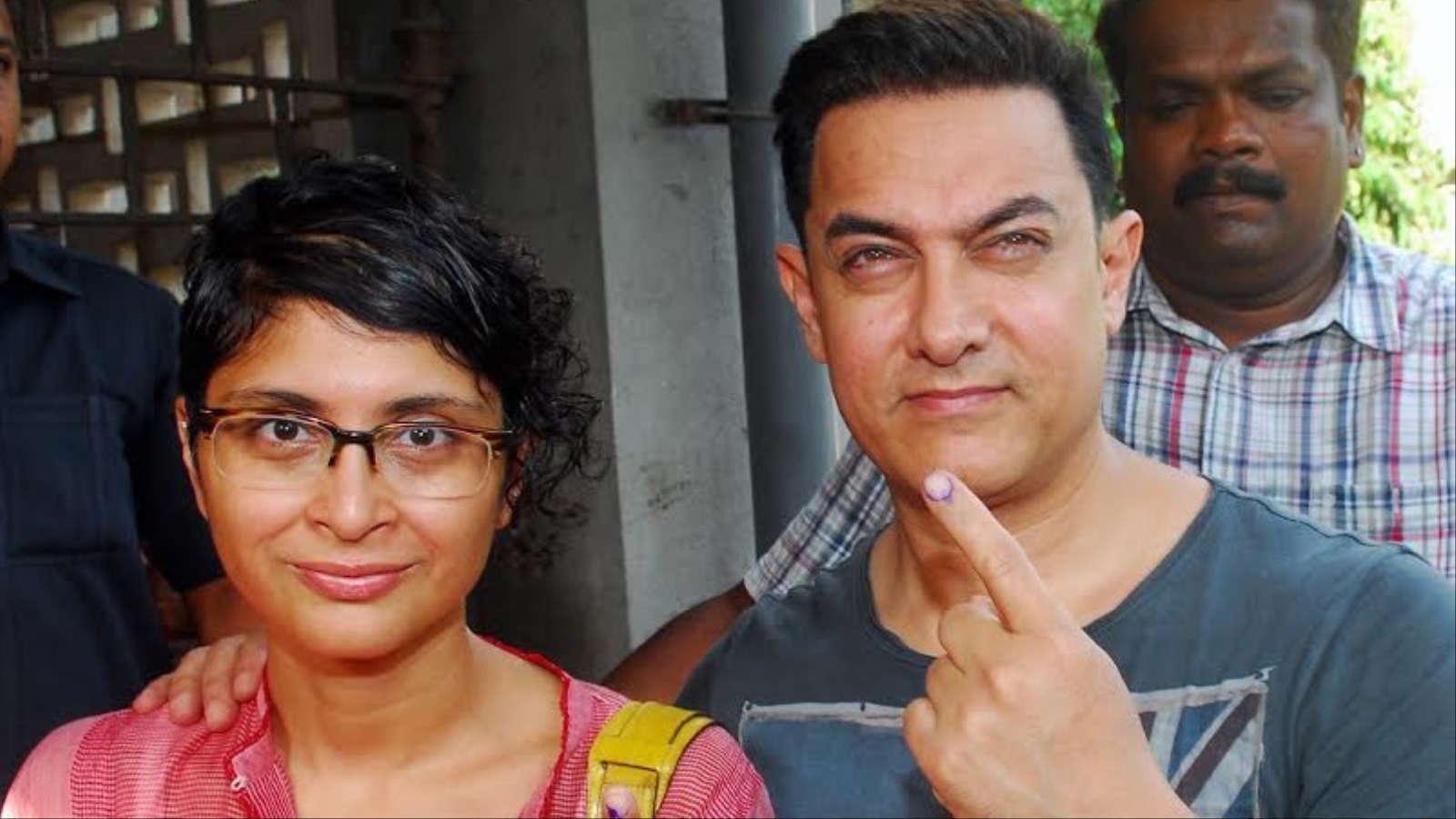 النجم السينمائي عامر خان وزوجته بعد اقتراعهما في الانتخابات الأخيرة (الجزيرة)
