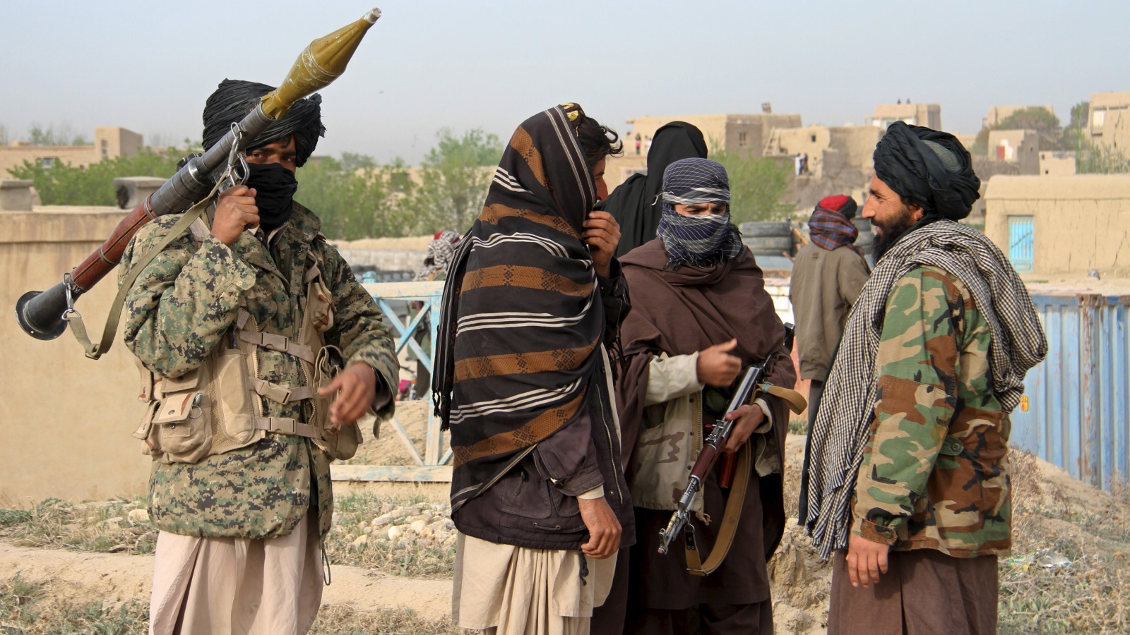 ‪مقاتلون من حركة طالبان التي تقول واشنطن إنها ربما تحصل على دعم عسكري من روسيا‬ (رويترز)
