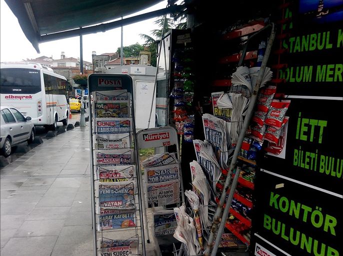 صحف تركية على باب أحد المحلات