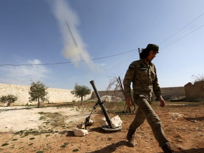 A rebel fighter fires a mortar shell towards Syrian army soldiers, west of Manbij city, in Aleppo Governorate, Syria March 9, 2017. REUTERS/Khalil Ashawi