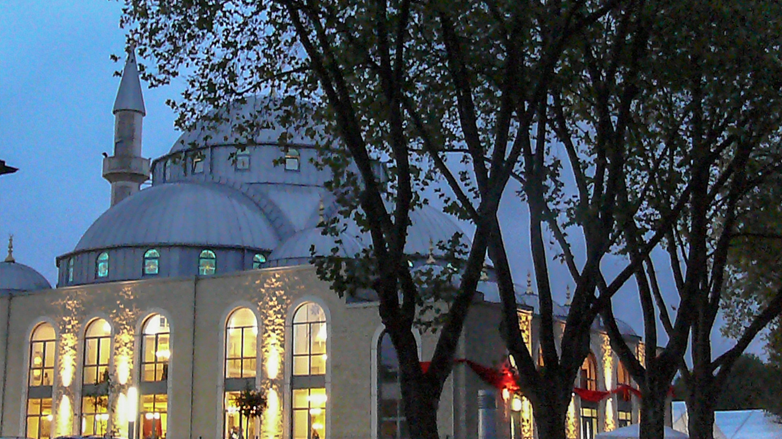 ‪مسجد مدينة ديوسبورغ أكبر مساجد ألمانيا وواحد من 970 مسجدا فيها تابعة لمنظمة 