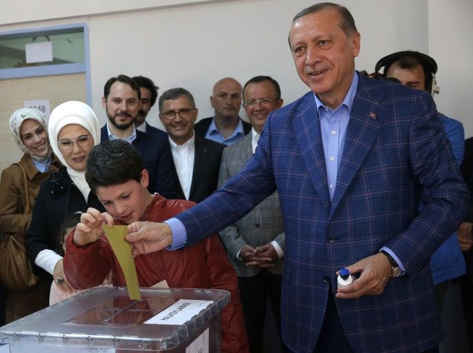 Turkish President Tayyip Erdogan (R) with his wife Emine casts his ballot at a polling station during a referendum in Istanbul, Turkey, April 16, 2017. REUTERS/Murad Sezer