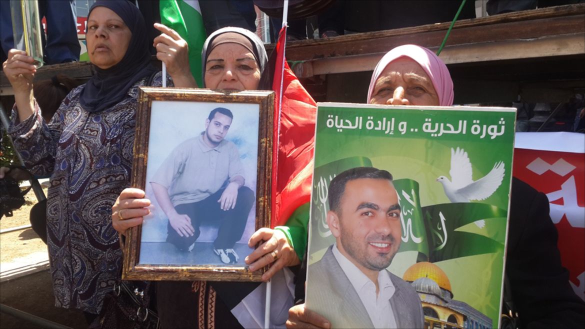 فلسطين رام الله 17 نيسان 2017 مظاهرات لأهالي الأسرى الفلسطينيين بالتزامن مع بدء إضراب واسع في السجون الإسرائيلية7.jpg