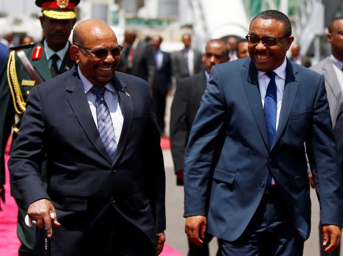 Sudan’s President Omar Al Bashir (L) is welcomed by Ethiopia's Prime Minister Hailemariam Desalegn during his official visit to Ethiopia's capital Addis Ababa, April 4, 2017. REUTERS/Tiksa Negeri