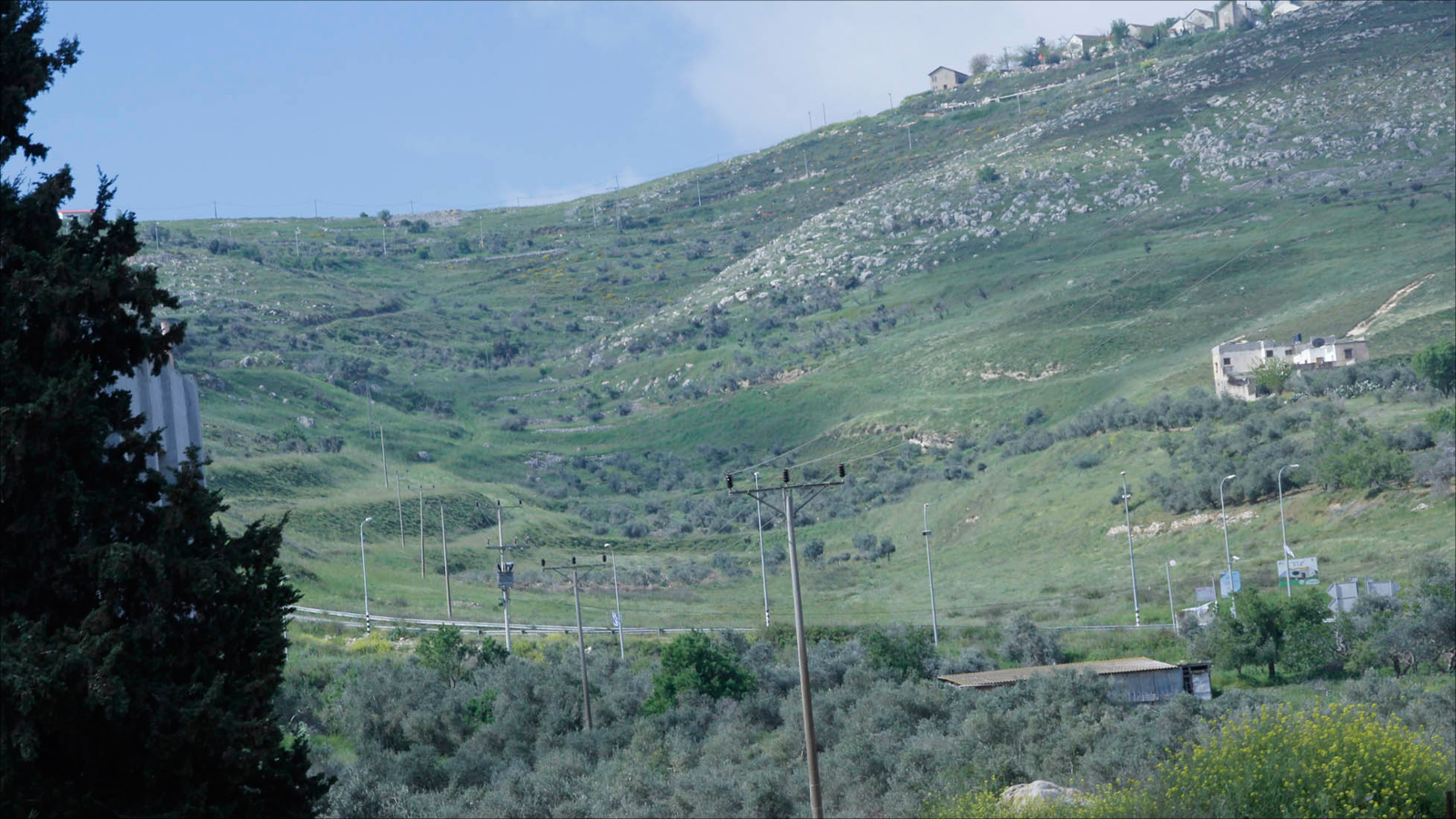 المستوطنون من مستوطنة يتسهار هاجموا الفلسطينيين في حوارة والقرى المجاورة من منازلهم بأعلى الجبل (الجزيرة)