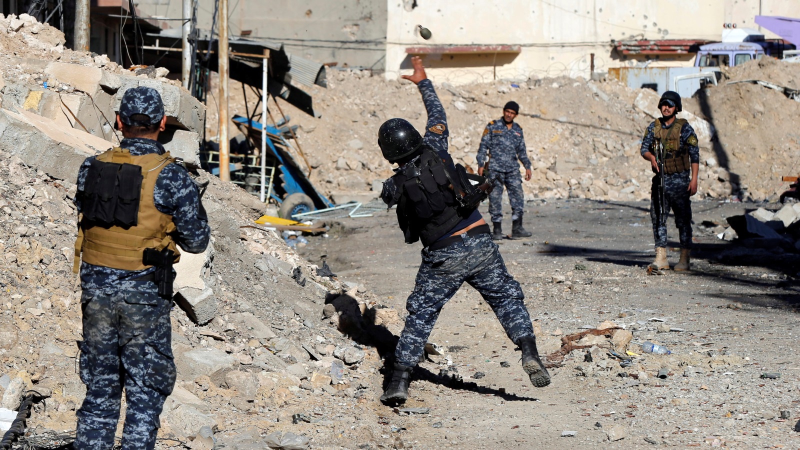 ‪عناصر من الشرطة الاتحادية أثناء اشتباكات وقعت الاثنين غربي الموصل‬ عناصر من الشرطة الاتحادية أثناء اشتباكات وقعت الاثنين غربي الموصل (رويترز)