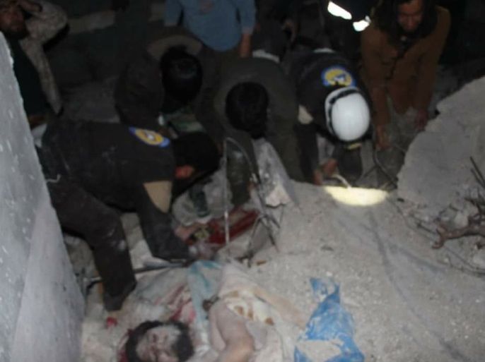 صورة نشرتها صفحة الدفاع المدني في محافظة إدلب ويظهر فيها أحد ضحايا غارة يعتقد أنها روسية على قرية بسنقول