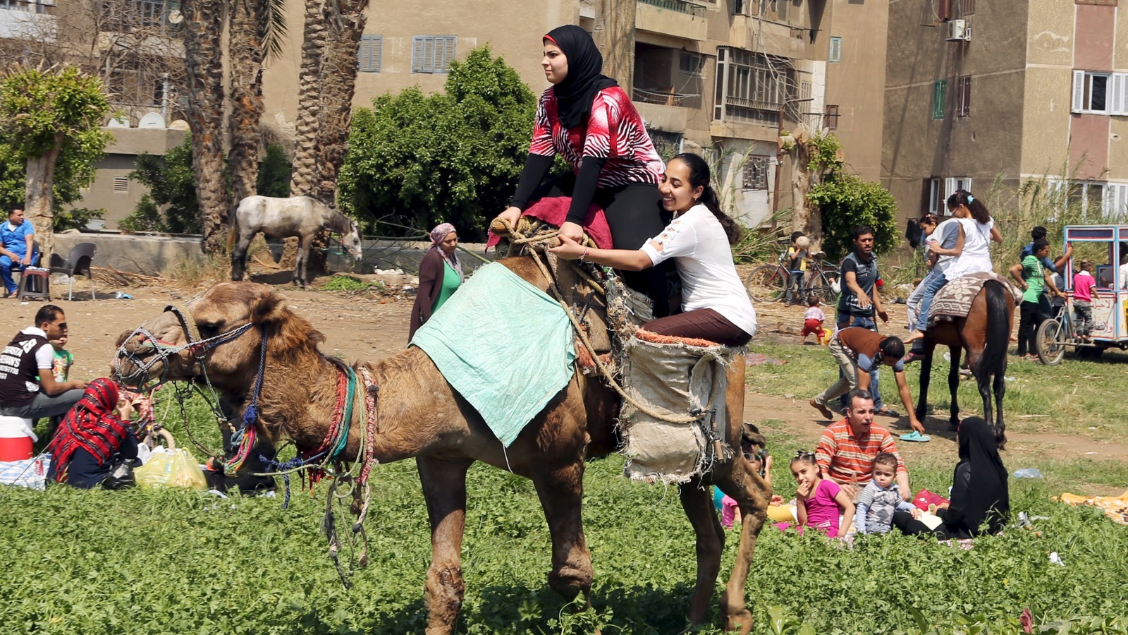 ‪(رويترز-أرشيف)‬ مصريون يحتفلون بشمّ النسيم في القاهرة
