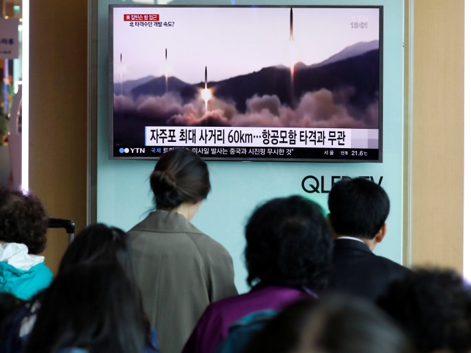 مواطنون من كوريا الجنوبية يتابعون خبر إطلاق الصاروخ في محطة للقطارات بالعاصمة سول