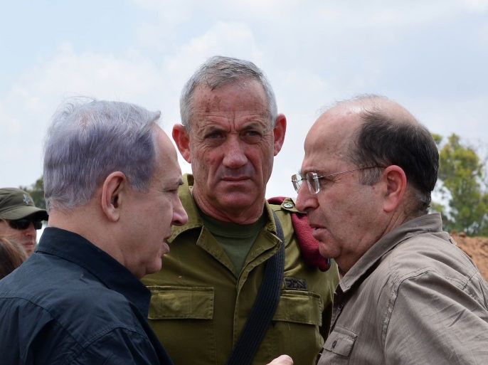 BEERSHEBA, ISRAEL - JULY 21: (ISRAEL OUT) In this handout provided by the Israeli Government Press Office, Israeli Prime Minister Benjamin Netanyahu (L), Minister of Defense Moshe Ya'alon (R) and IDF Chief of Staff Benny Gantz (C) visit a tactical headquarters of the IDF in southern Israel near the border with Gaza on July 21, 2014 in near Beersheba, Israel. Yesterday marked the bloodiest day of the conflict yet, as 13 Israeli soldiers died and the death toll in Gaza passed 500 people. (Photo by Kobi Gideon/GPO via Getty Images)