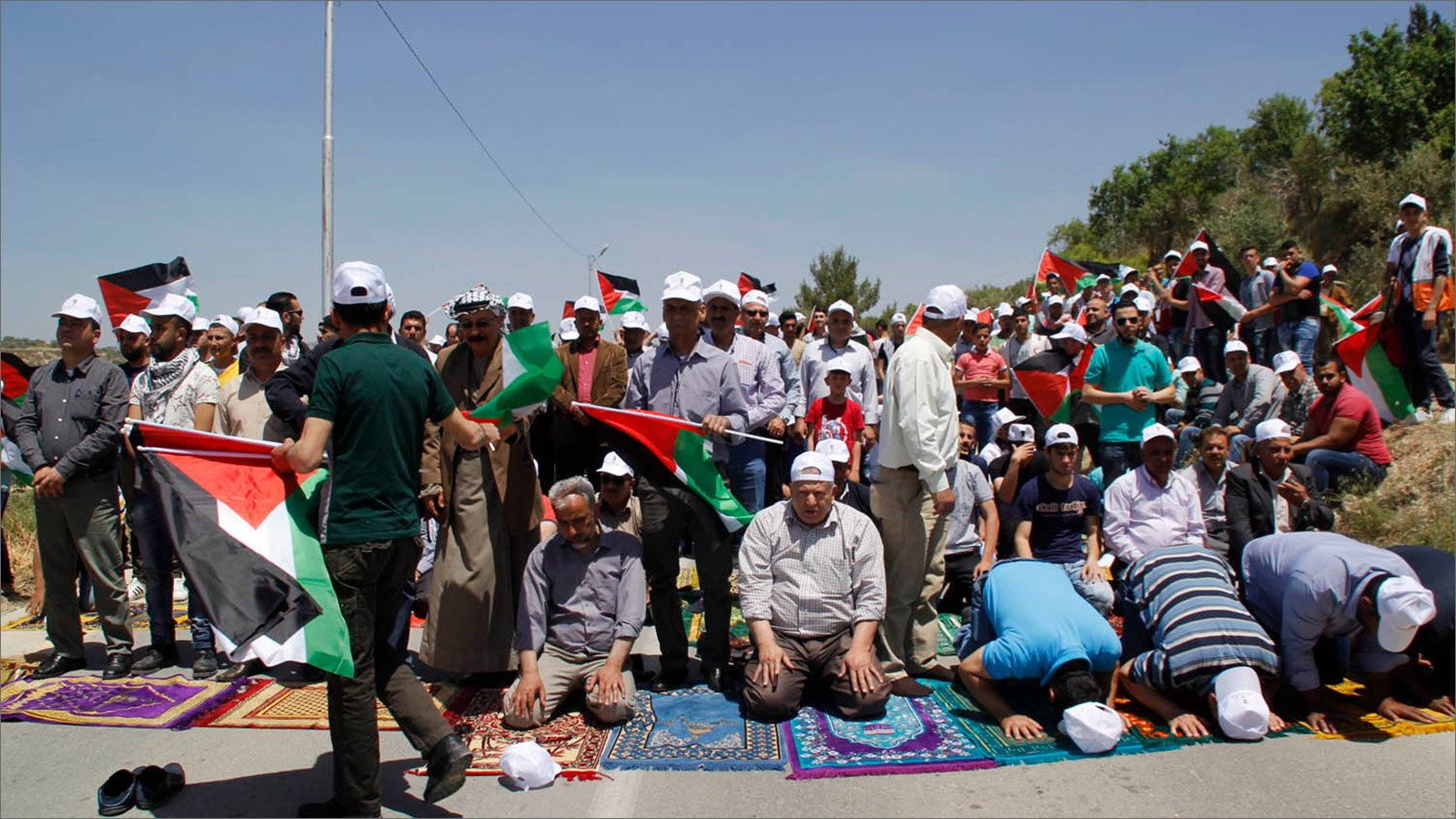 المتظاهرون تجمعوا لأداء صلاة الجمعة قبل الانطلاق باحتجاجاتهم ضد الاحتلال (الجزيرة نت)