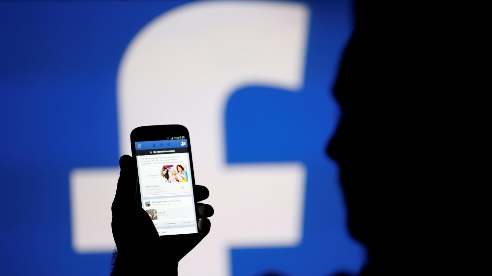تملك فيسبوك 77% من حركة المرور إلى مواقع التواصل الاجتماعي على الأجهزة المتنقلة (رويترز)