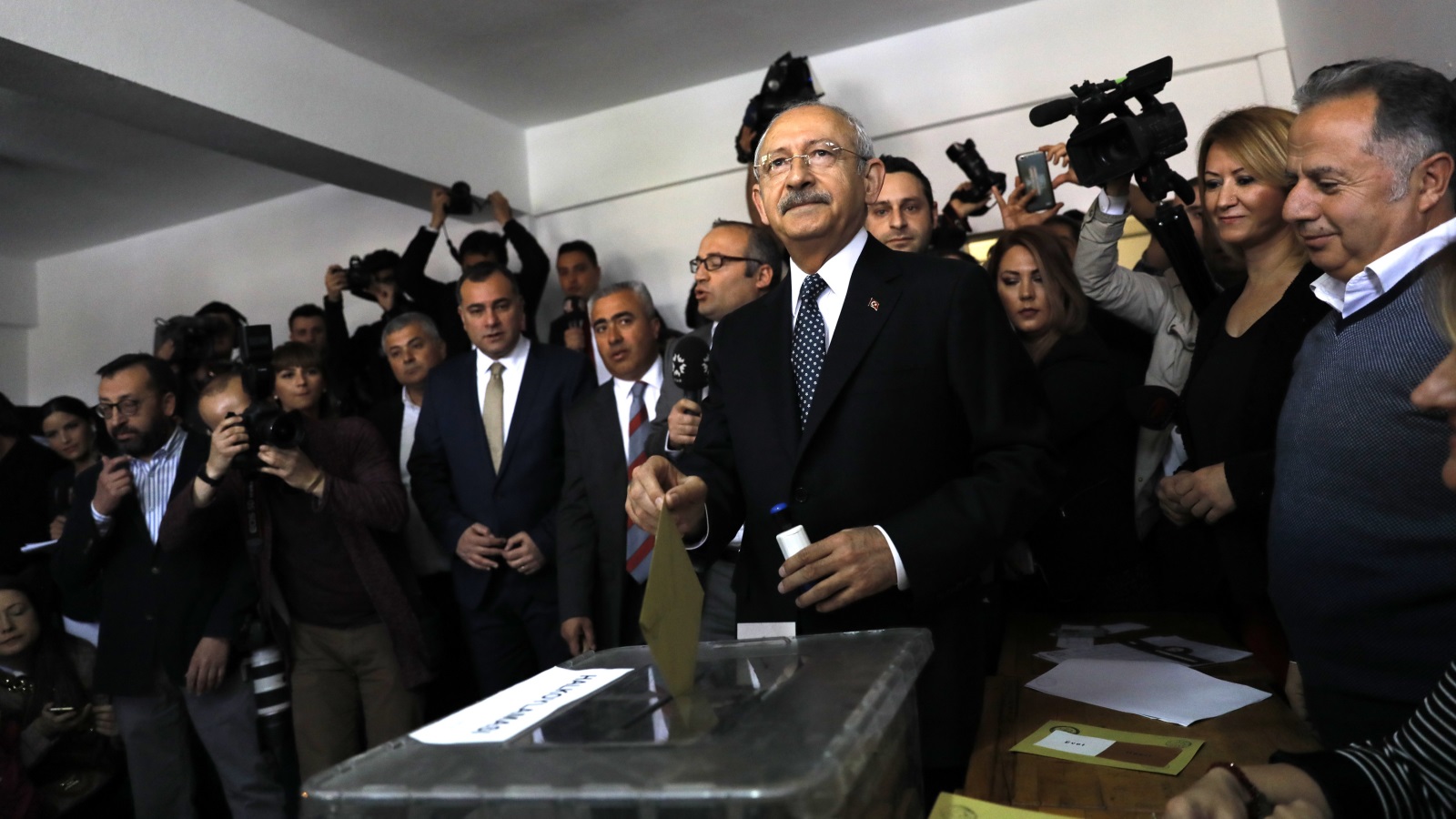 زعيم المعارضة يدلي بصوته في مركز بالعاصمة أنقرة 