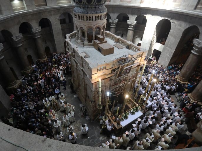 Christian worshippers surround the Edicule as they take part in a Sunday Easter mass procession in the Church of the Holy Sepulchre in Jerusalem's Old City April 16, 2017. REUTERS/Ammar Awad
