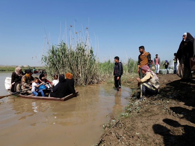 Displaced Iraqis from Mosul cross the Tigris by boat as flooding after days of rainfall has closed the city's bridges, at the village of Thibaniya, south of Mosul, Iraq April 16, 2017. REUTERS/Muhammad Hamed