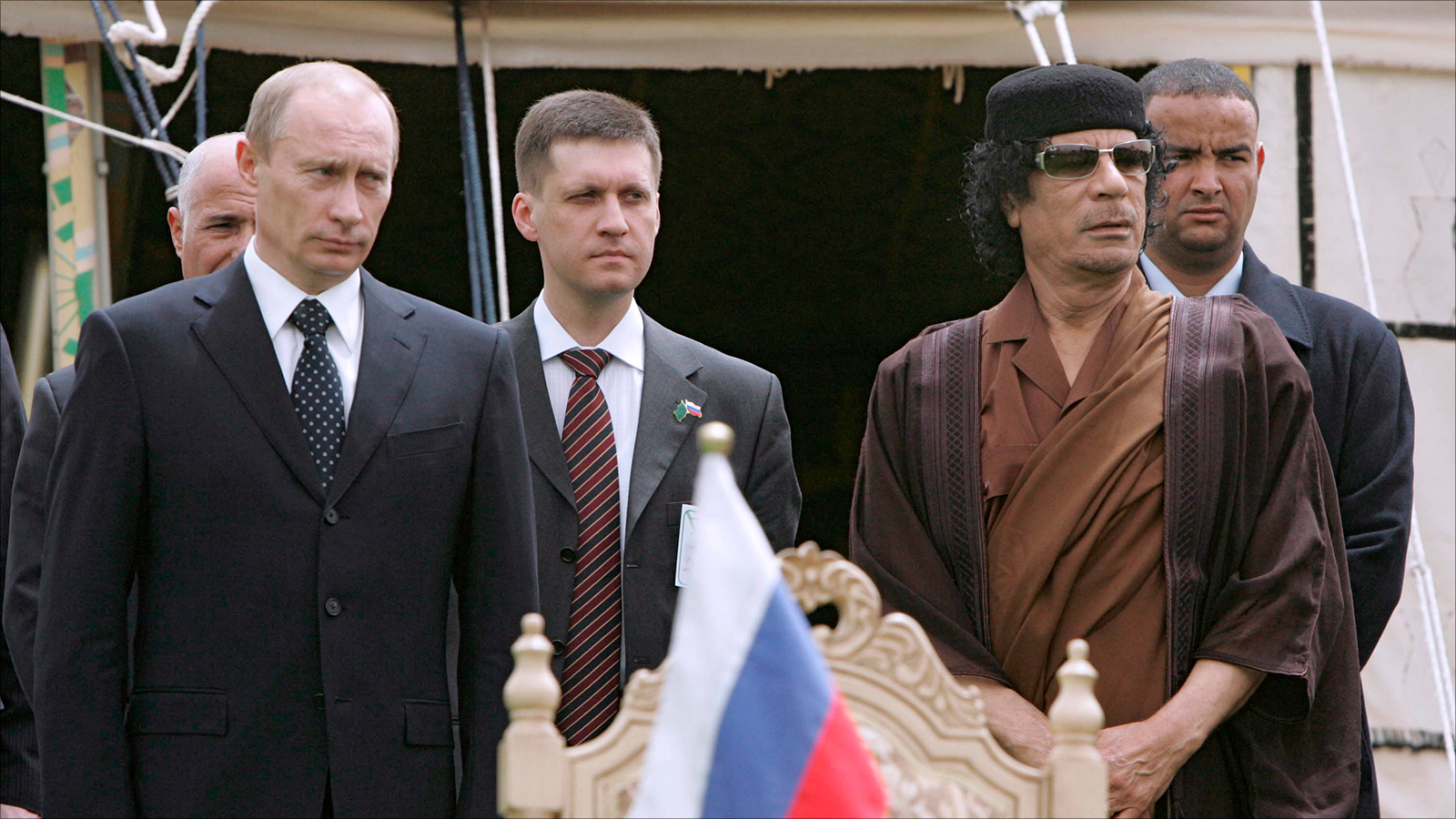 العقيد الراحل معمر القذافي مع الرئيس الروسي فلاديمير بوتين في طرابلس عام 2008 (الأوروبية)