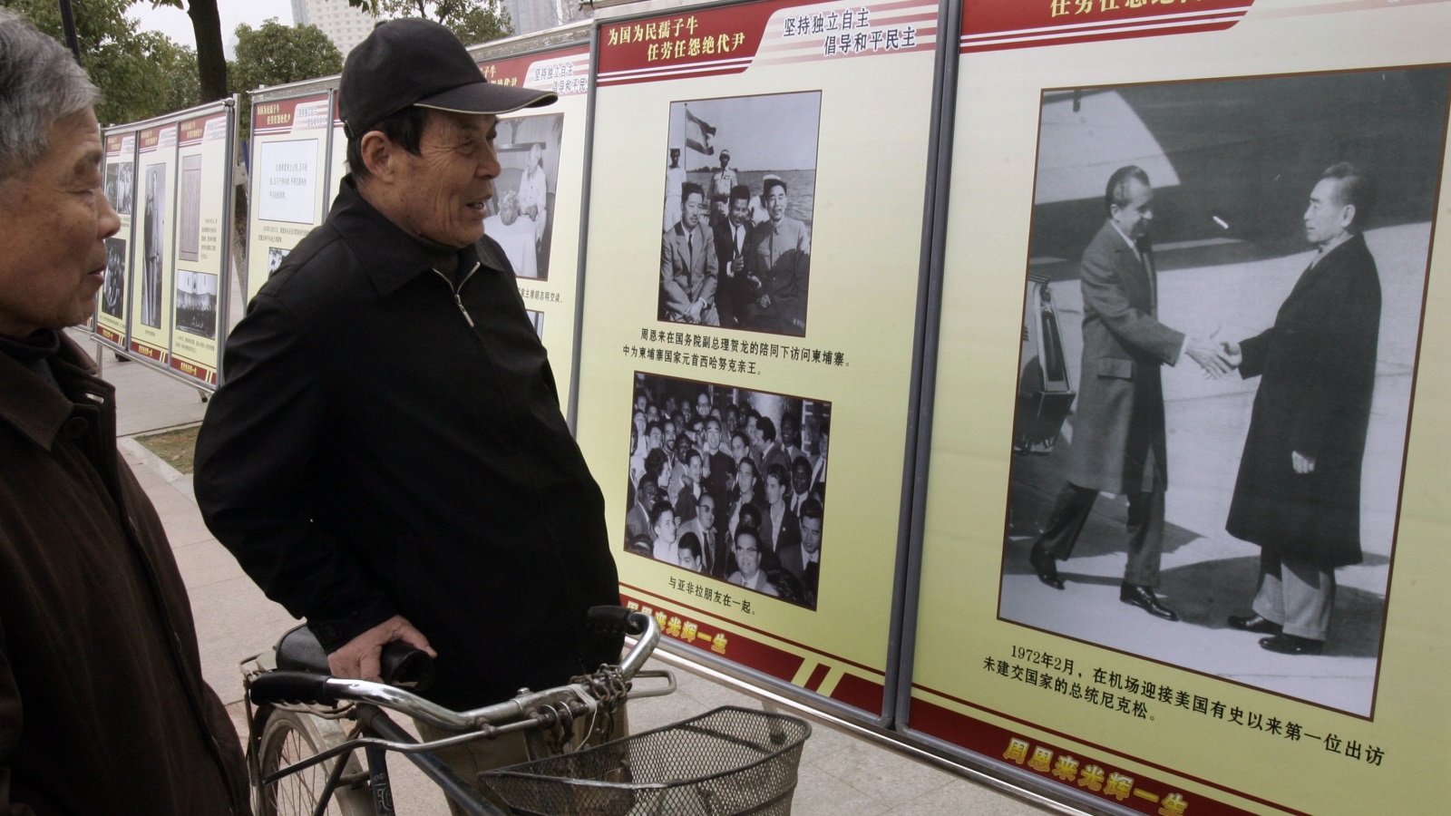 معرض صور في الصين يظهر نيكسون لدى زيارته الصين (غيتي-أرشيف)