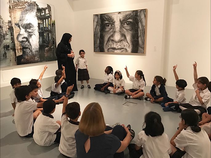 متاحف قطر تنظم برنامجًا تعليميًا لطلاب المدارس في معرض "جي. آر"