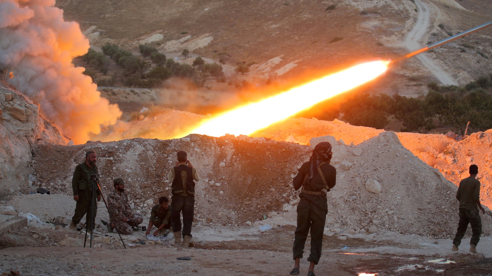 ‪مقاتلون من المعارضة يطلقون صاروخا من محيط مدينة حلفايا بريف حماة‬ (رويترز-أرشيف)